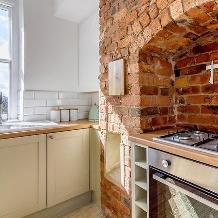 Beautiful 1 Bed Apartment In The Heart Of Matlock マトロック エクステリア 写真